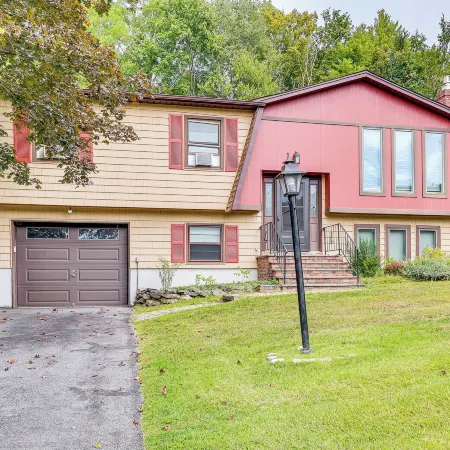 Family Home Close to Warwick, 5 Mi to Lake!