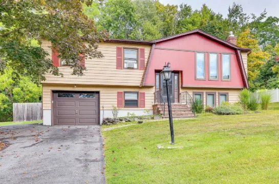 Family Home Close to Warwick, 5 Mi to Lake!