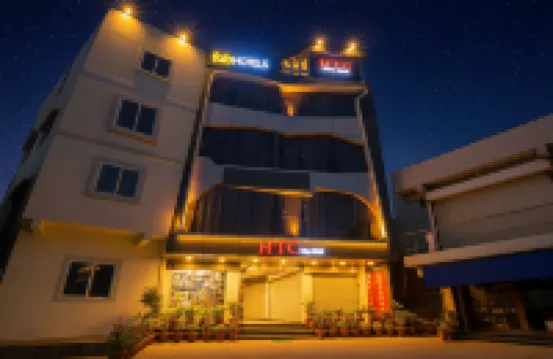 FabHotel HTC Hotels near Taj-ul-Masjid