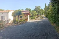 AU CALME... AU FIL DE L'EAU<br>4 travellers: Studio 2 beds. 1 shower.  Kitchen<br><br><br> Hôtels à : Vidauban