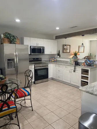 New!Cute cottage within walking distance of square.Close to parks and City Beach