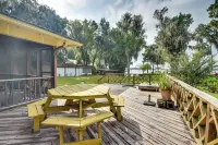 'Pirate Cove' Home in Welaka: Dock & River Access! - parking