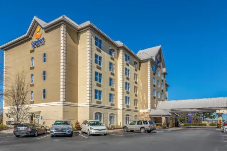 Comfort Inn & Suites Near Six Flags Отели рядом с достопримечательностью «Парк штата Суитуотер Крик»