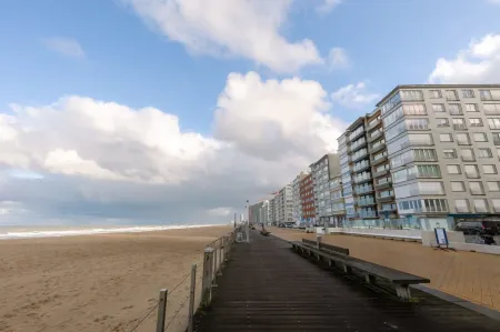 Huswell - Beautiful Seaview Apartment with Private Garage