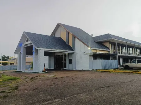 Sunset Inn by Hotel O Flatonia I - 10 Отели рядом с достопримечательностью «Tower 3»