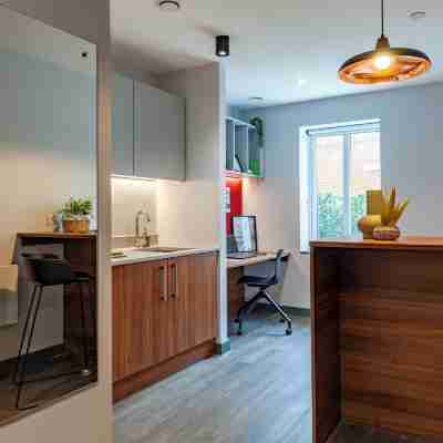Students Only Straits Egham - 40 Mins to Waterloo - Direct Bus to Heathrow Rooms