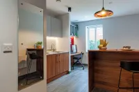 Students Only Straits Egham - 40 Mins to Waterloo - Direct Bus to Heathrow Hotels in Egham