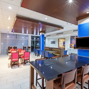 Holiday Inn Express & Suites TULSA SOUTH - WOODLAND HILLS by IHG