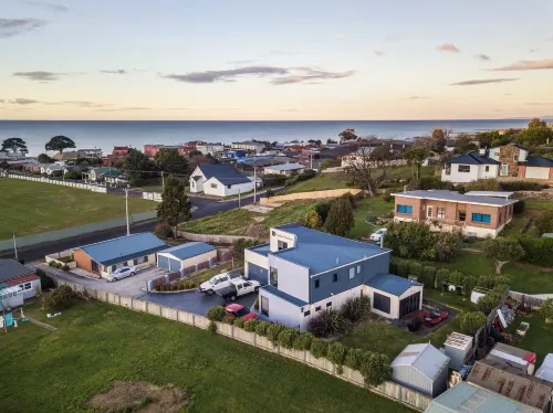 Madsen Retreat Hotels in Penguin