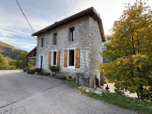 Magnificent alpine chalet with view