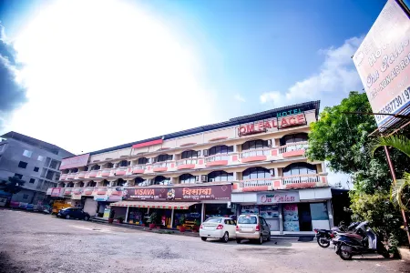 Hotel Om Palace Отели рядом с достопримечательностью «Карла Кейвс»