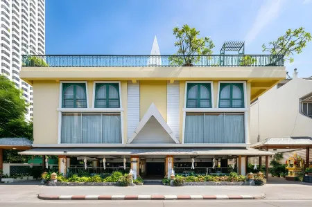 로열 아이보리 수쿰윗 나나 바이 컴퍼스 호스피탈리티