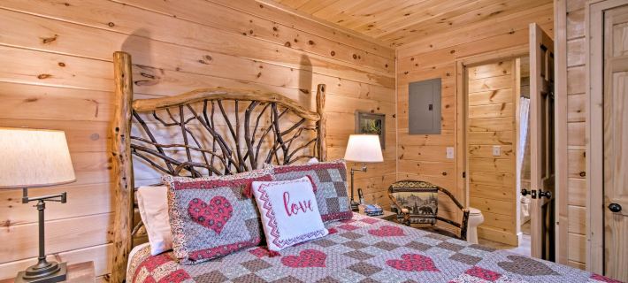 Hot Tub & Views: Charming Bryson City Cabin! Hotels in Swain County