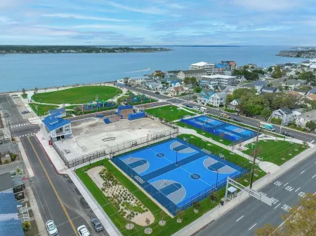 Updated, Direct Bay Front, Bay Front Pool, 3 Blocks to Beach and Boardwalk Отели рядом с достопримечательностью «Explore OC»