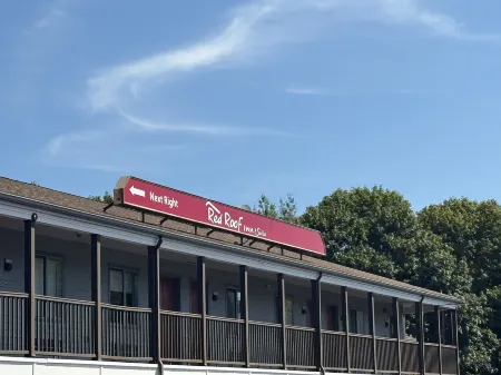 Red Roof Inn & Suites Swansea Отели рядом с достопримечательностью «Battleship Cove»