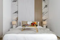 Maison Privee - Sleek Yas Getaway w/ Ferrari World and Canal Views - Хоумстей