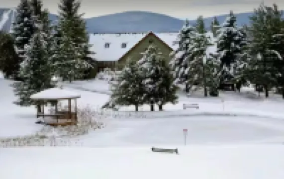 Cozy 2-bedroom cabin in the heart of Canaan Valley, with WiFi, AC, trails & pool