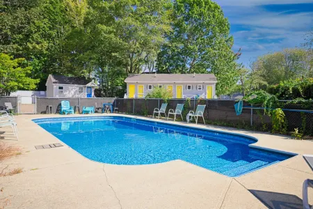 Community Pool and Modern Amenities - Cozy Family Retreat Отели рядом с достопримечательностью «Палас Плейленд»