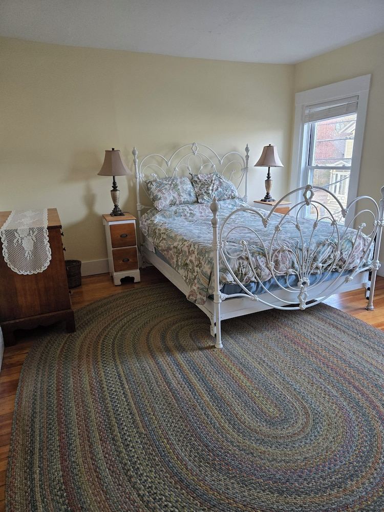 Historic Downtown Apartment. Unscented Products and Sustainability Practices.