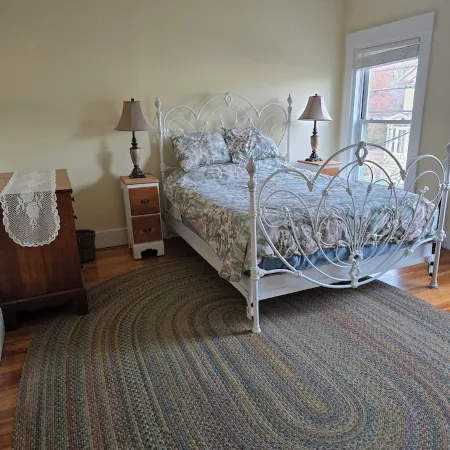 Historic Downtown Apartment. Unscented Products and Sustainability Practices.