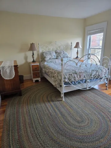 Historic Downtown Apartment. Unscented Products and Sustainability Practices.