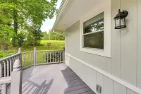 Private Deck & Yard: Home 3 Mi to Dtwn Sanford! - Homestays