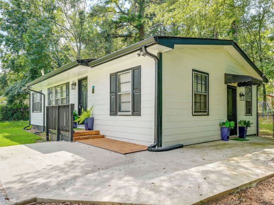 5 Mi to Town: Pet-friendly Retreat in Marietta!