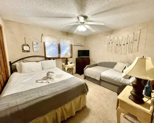 Forest View, Log-Sided Two Bedroom, Two Bath Condo on Lake Ouachita. 2 Condo by Redawning Hotels in Mount Ida