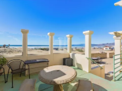 Strandcastle Beach House - Oceanfront! - You're right on the sand! Hotels in Oceano