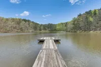 2 Docks and Paddleboard Lakefront Alabama Retreat! - Homestays