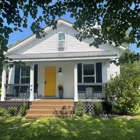 Cozy Modern 3-bd, Pet Friendly, 12 miles from RRG!