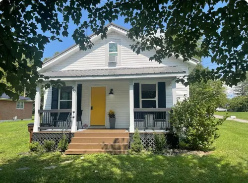 Modern 3Bed 2Bath, Short Drive to Rrg, Walk to Stores and Restaurants! So Clean!