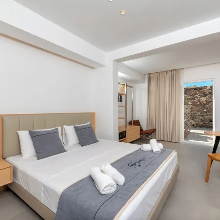 Nikos Hotel Отели рядом с достопримечательностью «Пляж Монолитос»