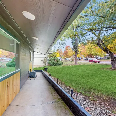 Mountain-View Patio, 1 Mi from UO Campus