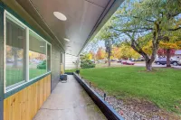 Mountain-View Patio, 1 Mi from UO Campus - 3つ星