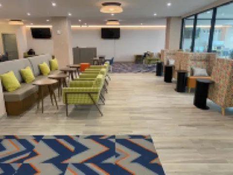 La Quinta Inn & Suites by Wyndham Jamaica NYC/JFK AirTrain