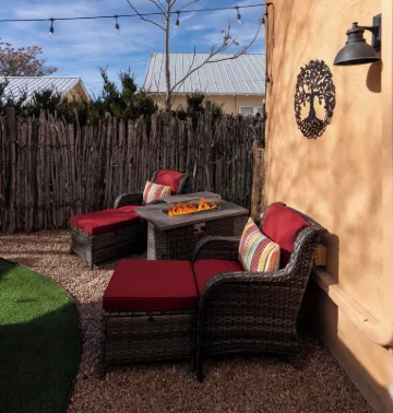 Luxurious Casita del Sol - 5 Min. Walk to Plaza - Private Backyard - Fireplace