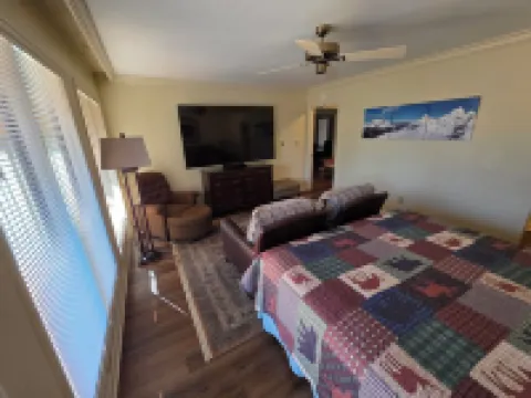 Bluestone Manor-Spacious Comfort for Your Winter Vacation