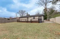 2 Mi to Lake Tomahawk Park! Quiet Escape w/ Deck - Wifi