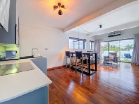 Blue Waves by dodo et Croissant