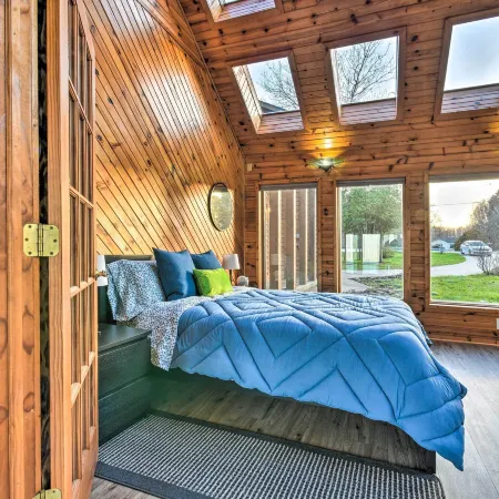 Lakefront Applegate Retreat w/ Private Beach!