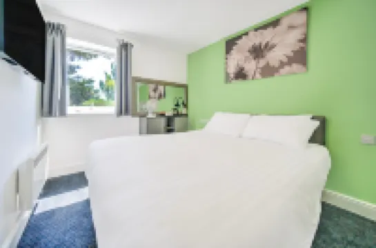 GO2 Gloucester Hotel by OYO