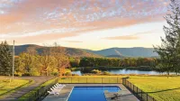 Scenic Catskills Retreat Pool, Hot Tub, Game Room, Lake & Views Mountainview Estate by Avantstay