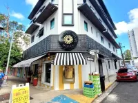 The Looking Glass Hotel Hotels near El Teatro