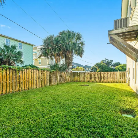 Two-level Home With Partial Ocean View, Balcony, Wifi, & W/D - Walk to the Beach