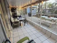 Yankeetown, Waterfront, Pet Friendly, 6 People, Floating Dock, Pool Table. Hotels in Inglis