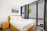 Modern Carlton Living Minutes to CBD - 4-Star