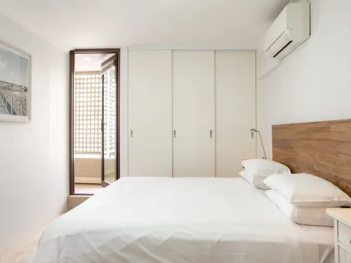 Beachfront Manly Apartment With Balcony & Parking