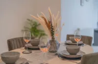 Luxury 3BR W Garden Parking Near Spurs Stadium