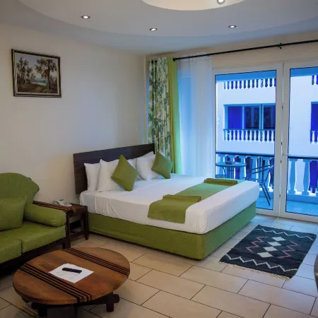 Cowrie Shell Beach Apartments Official